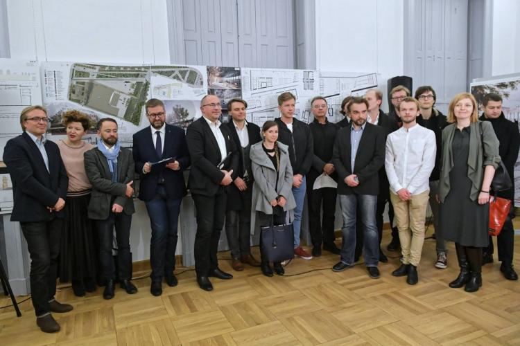  Od lewej: wicedyrektor Muzeum Powstania Warszawskiego Dariusz Gawin, architekt Marlena Happach, wiceprezydent m.st. Warszawy Michał Olszewski, dyrektor Muzeum Powstania Warszawskiego Jan Ołdakowski, członek jury, architekt Grzegorz Stiasny, przewodniczący sądu konkursowego architekt Krzysztof Ingarden. Fot. PAP/M. Obara