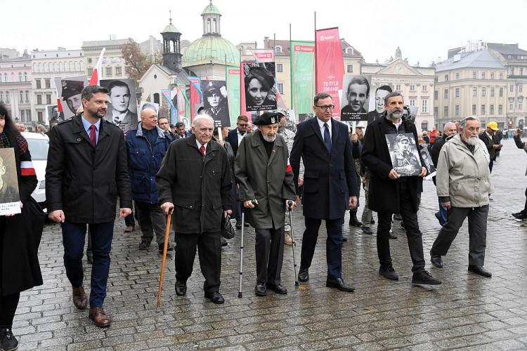 Por. Wacław Szacoń ps. Czarny (2L), prezes IPN Jarosław Szarek (3P) i autor filmu dokumentalnego „Więzy krwi” Dariusz Walusiak (2P) podczas V Krakowskich Zaduszek za Żołnierzy Wyklętych – Niezłomnych w Krakowie. Fot. PAP/J. Bednarczyk