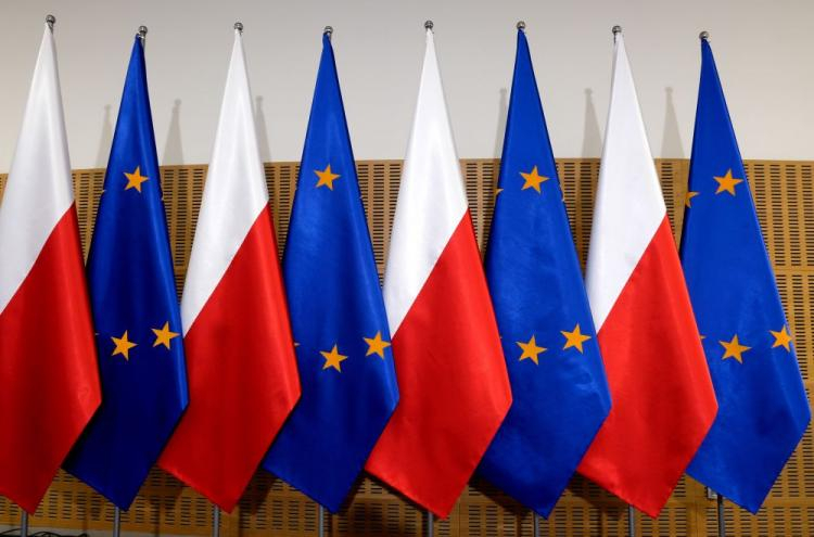 Flagi: Polski oraz Unii Europejskiej. Fot. PAP/D. Delmanowicz 