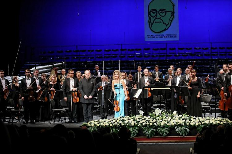 Niemiecka skrzypaczka Anne-Sophie Mutter (C) podczas koncertu w Teatrze Wielkim-Operze Narodowej w Warszawie będącego finałem Festiwalu Krzysztofa Pendereckiego i inauguracją festiwalu EUFONIE. Fot. PAP/L. Szymański