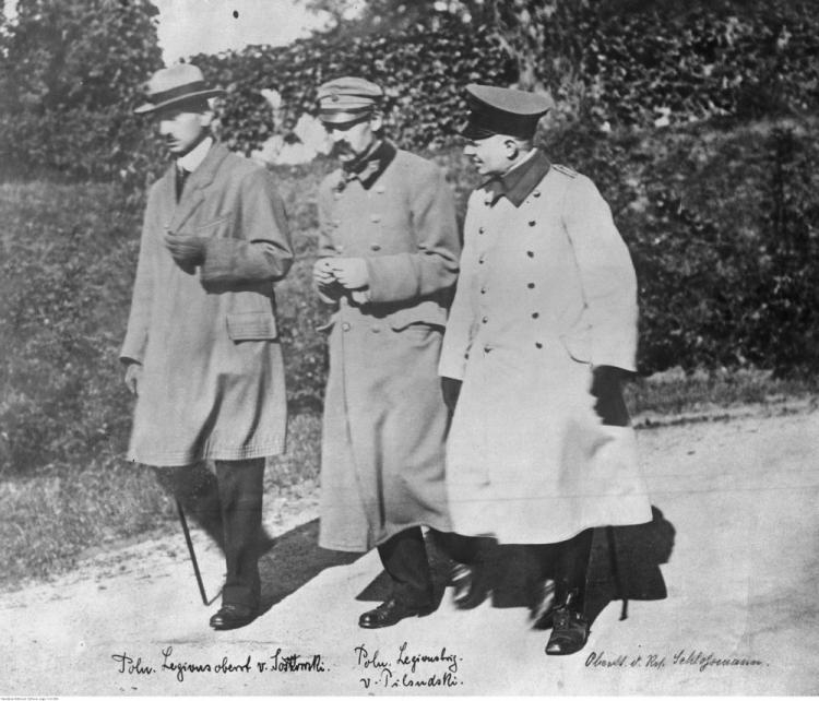 Józef Piłsudski, Kazimierz Sosnkowski i oficer armii niemieckiej Schlossmann w czasie spaceru na terenie twierdzy w Magdeburgu. Fot. NAC