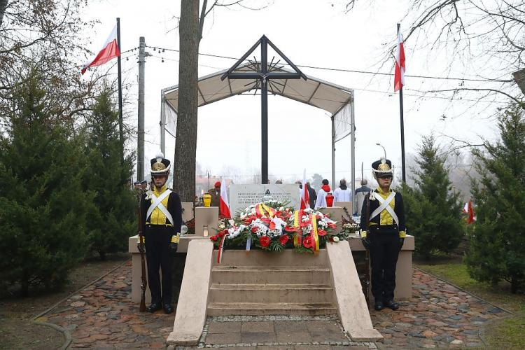 Obchody 188. rocznicy Powstania Listopadowego przed Pomnikiem Bitwy pod Olszynką Grochowską w Warszawie. Fot. PAP/R. Guz