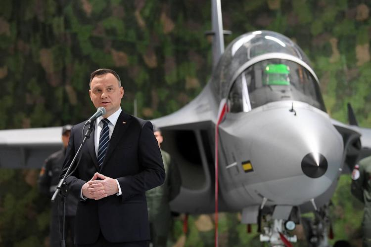 Wystąpienie prezydenta Andrzeja Dudy w Dęblinie podczas ceremonii nadania imienia nowym samolotom szkolnym w polskim lotnictwie. Fot. PAP/W. Pacewicz