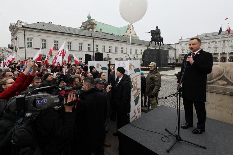 Prezydent Andrzej Duda przemawia przed Pałacem Prezydenckim, w ramach obchodów Święta Niepodległości w Warszawie. 11.11.2018. Fot. PAP/P. Supernak