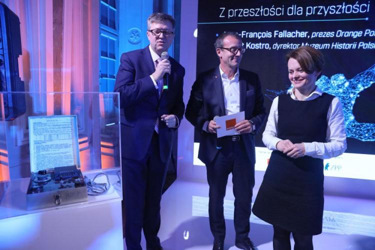 Minister przedsiębiorczości i technologii Jadwiga Emilewicz (P), dyrektor Muzeum Historii Polski Robert Kostro (L) i Jean-Francois Fallacher (C) z Orange Polska podczas debaty "Przedsiębiorczość, technologie, rozwój: Polsko, 100 lat". Fot. PAP/T. Gzell