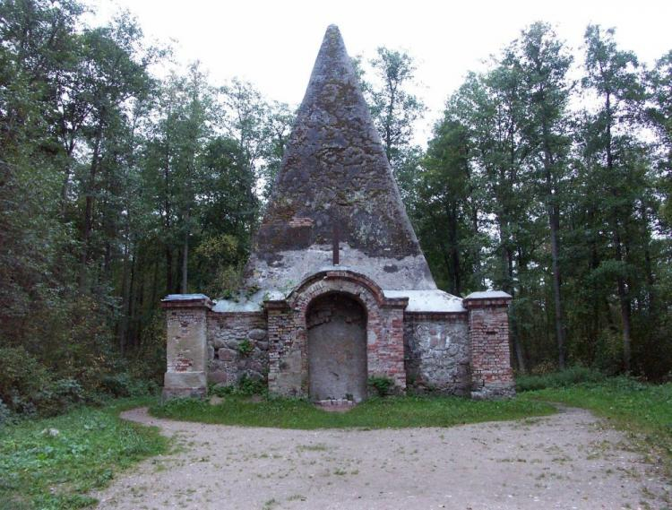  Piramida z początku XIX wieku - grobowiec rodziny von Farenheit. Fot. M. Kaczńska