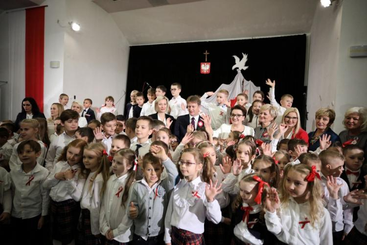 Minister edukacji narodowej Anna Zalewska wspólnie z uczniami, nauczycielami Publicznej Szkoły Podstawowej nr 4 im. Ireny Szewińskiej w Pułtusku oraz zaproszonymi gośćmi uczestniczyła w finale akcji „Rekord dla Niepodległej. Fot. PAP/L. Szymański