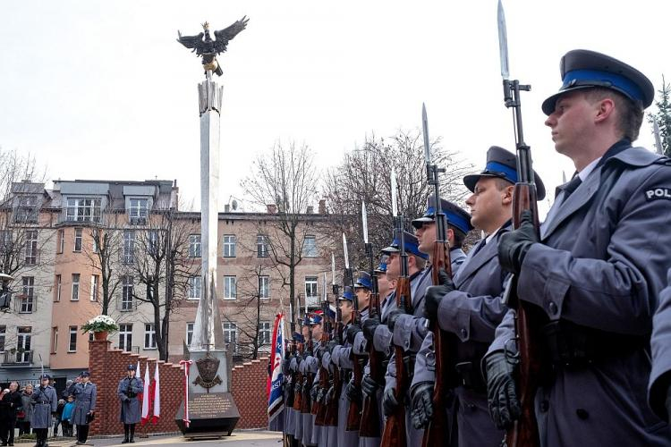 Pomnik poświęcony „Funkcjonariuszom służb mundurowych, urzędnikom państwowym i samorządowym, którzy poświęcili swoje życie w służbie Bogu, niepodległej ojczyźnie i społeczeństwu” odsłonięto i poświęcono w Sosnowcu. Fot. PAP/A. Grygiel