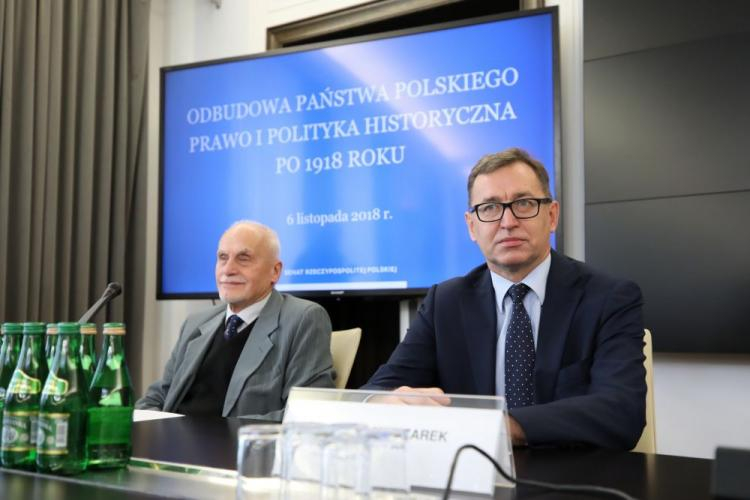 Prezes IPN Jarosław Szarek (P) i senator Piotr Andrzejewski (P) podczas konferencji popularnonaukowej "Odbudowa państwa polskiego - prawo i polityka historyczna po 1918 r." Fot. PAP/L. Szymańsk