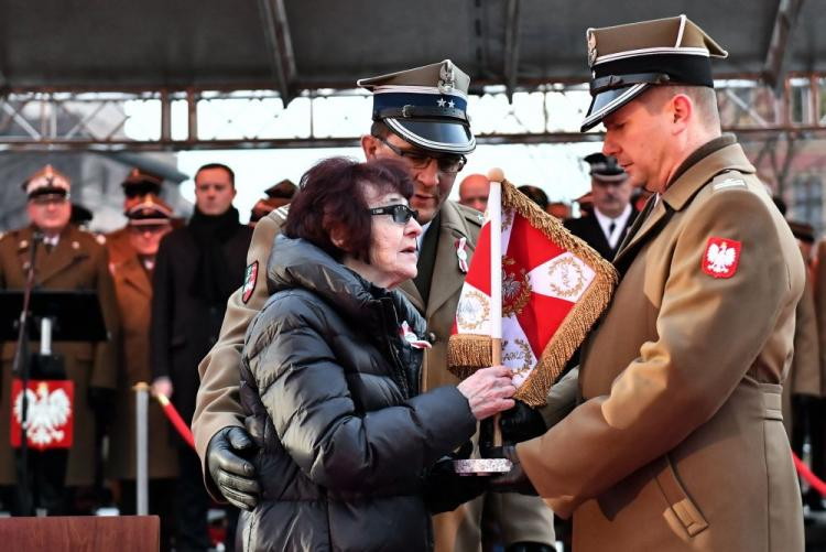 Matka chrzestna sztandaru AWL, córka rotmistrza Witolda Pileckiego, Zofia Pilecka-Optułowicz (C) podczas uroczystego wręczenia nowego sztandaru Akademii Wojsk Lądowych oraz obchodów Dnia Podchorążego. Fot. PAP/M. Kulczyński