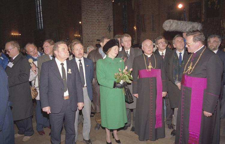 Wizyta Margaret Thatcher (C) w Polsce - proboszcz parafii św. Brygidy ks. prałat Henryk Jankowski (2P) wydał na cześć gościa uroczysty obiad na plebanii; na zdjęciu m.in. przewodniczący NSZZ Solidarność Lech Wałęsa (4L), rzecznik prasowy "S" Janusz Onyszkiewicz (5L), bp Tadeusz Gocłowski (5P), przewodniczący Komisji Ekspertów MKS Tadeusz Mazowiecki (3P), sekretarz Wałęsy Krzysztof Pusz (1P), członek zarządu Regionu Gdańskiego Jacek Merkel (4P). Gdańsk, 04.11.1988. Fot. PAP/PAI/W. Kryński