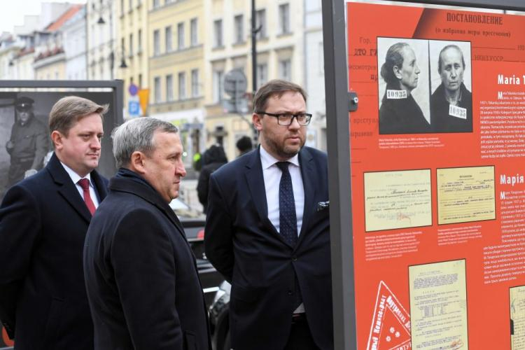 Podsekretarz stanu w Ministerstwie Spraw Zagranicznych Bartosz Cichocki (P) i ambasador Ukrainy w Polsce Andrij Deszczyca (2L) podczas otwarcia na froncie budynku Domu Polonii w Warszawie wystawy plenerowej Archiwum IPN „Rozkaz nr 00485. Antypolska operacja NKWD na sowieckiej Ukrainie 1937–1938”. Fot. PAP/P. Nowak