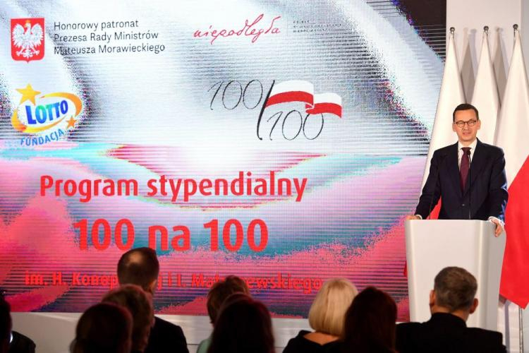 Mateusz Morawiecki podczas gali programu stypendialnego „100 na 100” im. Haliny Konopackiej i Ignacego Matuszewskiego w Warszawie. Fot. PAP/P. Nowak