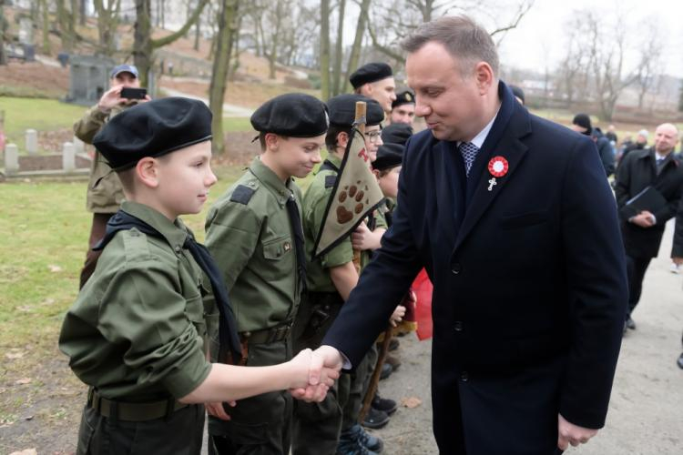 Poznań, 27.12.2018. Prezydent Andrzej Duda z harcerzami na Cmentarzu Zasłużonych Wielkopolan, gdzie złożył wieniec na mogile pierwszego dowódcy zrywu, gen. Stanisława Taczaka. W Poznaniu odbywają się obchody 100. rocznicy wybuchu Powstania Wielkopolskiego. Fot. PAP/J. Kaczmarczyk