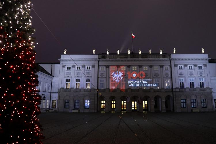Iluminacja na fasadzie Pałacu Prezydenckiego z okazji 100. rocznicy wybuchu Powstania Wielkopolskiego. Źródło: KPRP