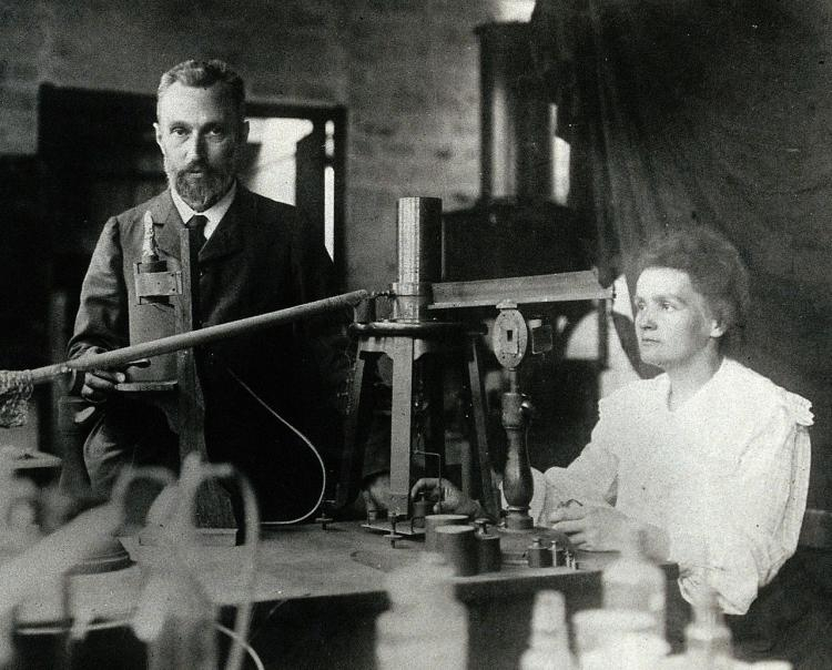 Maria Skłodowska-Curie i jej mąż Piotr Curie w laboratorium. Źródło: Wikimedia Commons