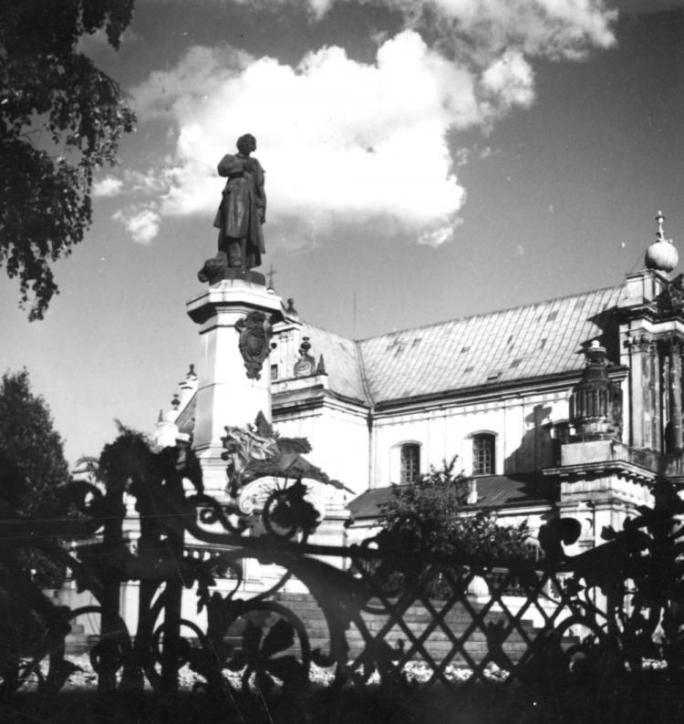 Warszawa, pomnik Adama Mickiewicza. Lata 60., dokładny czas nieznany. Fot. PAP/M. Sokołowski 