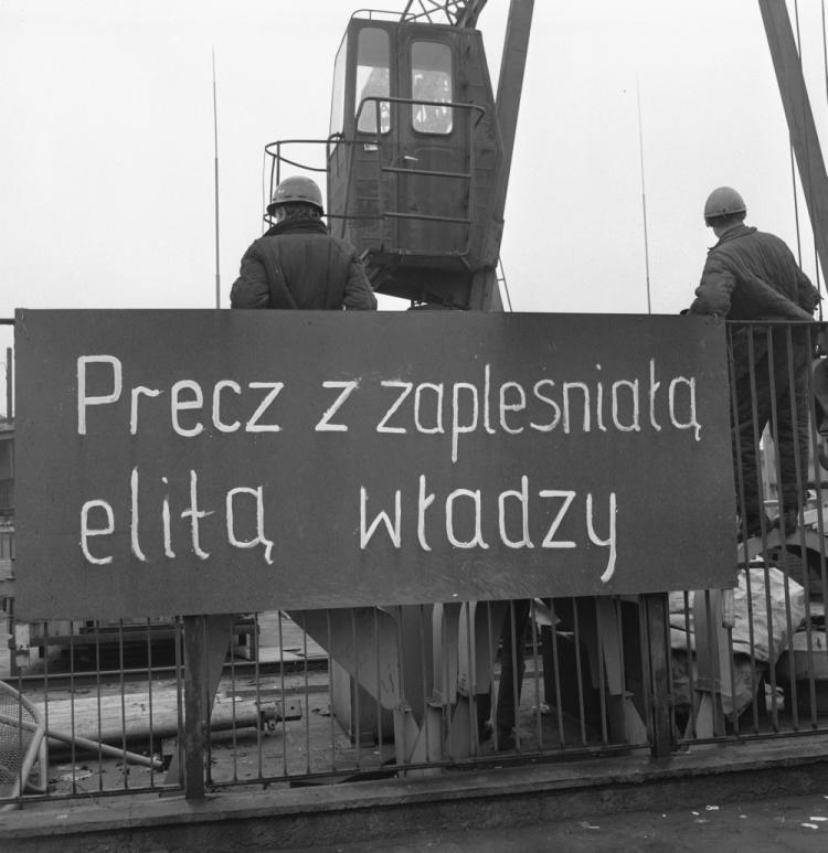 Szczecin, 1970 12 17. Grudzień 1970 - bunt robotniczy w Polsce. Fot. PAP/A. Witusz