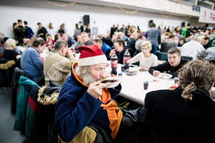 Poznań, 24.12.2017. Wigilia dla ubogich, bezdomnych i samotnych, zorganizowana przez Caritas oraz Miasto Poznań z udziałem przewodniczącego Konferencji Episkopatu Polski, abp Stanisława Gądeckiego. Fot. PAP/M. Zakrzewski