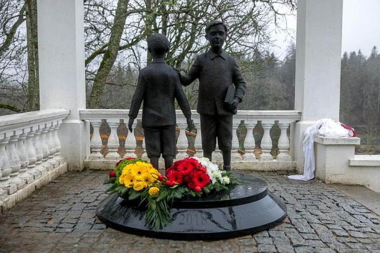 Pomnik braci Narutowiczów - Stanisława i Gabriela na terenie pałacu w Rennowie. Źródło: Ambasada RP na Litwie