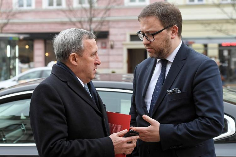 Wiceszef MSZ Bartosz Cichocki (P) i ambasador Ukrainy w Polsce Andrij Deszczyca. 11.2018. Fot. PAP/P. Nowak