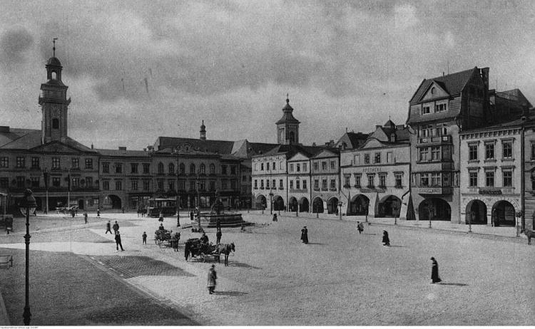 Cieszyn: ratusz miejski i studnia z figurą św. Floriana, na rynku tramwaj, dorożki. Fot. NAC