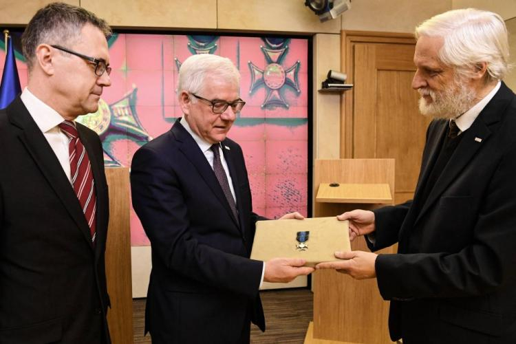 Minister spraw zagranicznych Jacek Czaputowicz, wnuk Józefa Piłsudskiego Krzysztof Jaraczewski i dyrektor Muzeum Józefa Piłsudskiego w Sulejówku Robert Supeł podczas uroczystości przekazania orderu Virtuti Militari, który należał do Aleksandry Piłsudskiej do Muzeum Piłsudskiego w Sulejówku. PAP/P. Nowak