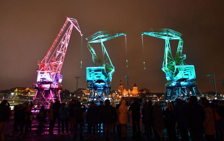 Premierowy pokaz iluminacji „dźwigozaurów”, zabytkowych dźwigów na szczecińskiej Łasztowni. Fot. PAP/M. Bielecki