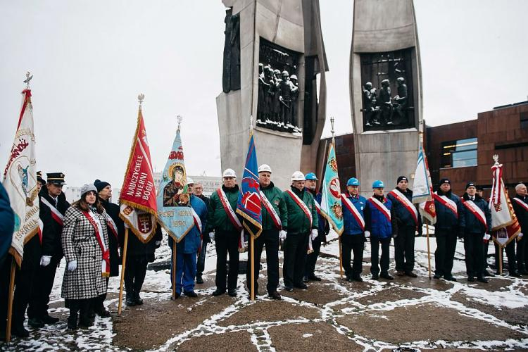 Złożenie kwiatów i odczytanie Apelu Poległych przed Pomnikiem Poległych Stoczniowców w Gdańsku w ramach obchodów 48. rocznicy Grudnia`70. Fot. PAP/M. Gadomski 