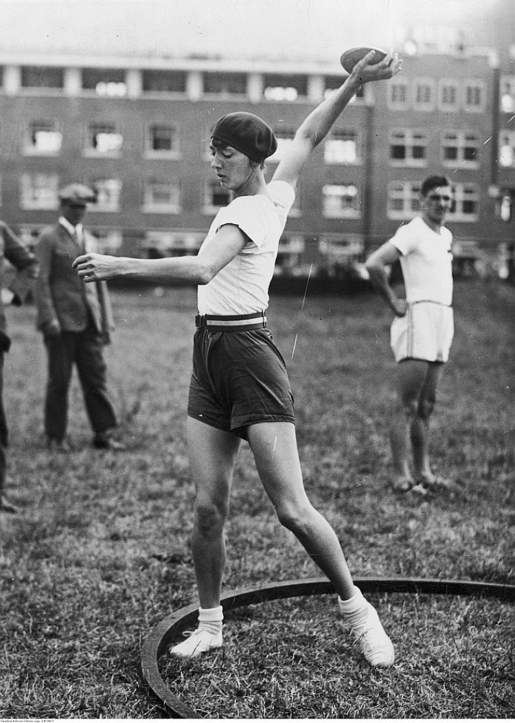Halina Konopacka na igrzyskach w Amsterdamie w 1928 r., podczas których zdobyła pierwszy złoty medal olimpijski dla Polski. Fot. NAC