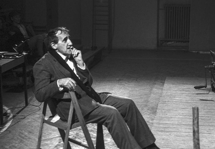 Tadeusz Kantor podczas próby do spektaklu Teatru Cricot 2 „Wielopole, wielopole...” Kraków, 1984 r. Fot. PAP/PAI/J. Ochoński