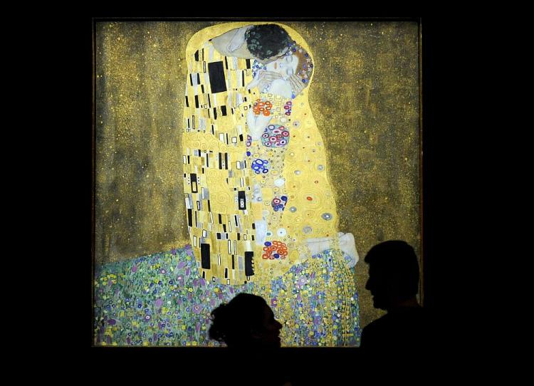 Obraz Gustawa Klimta „Pocałunek”. Fot. PAP/EPA
