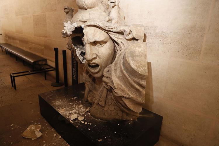 Zniszczony posąg Marianny wewnątrz Łuku Triumfalnego. Paryż, 01.12.2018. Fot. PAP/EPA 