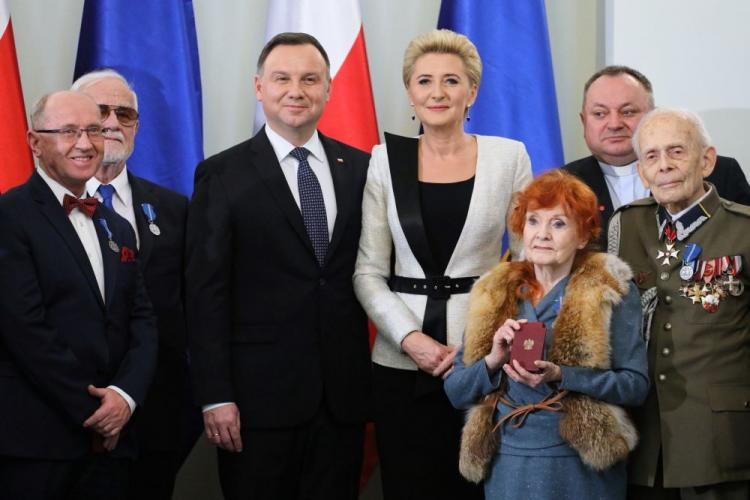 Prezydent Andrzej Duda z małżonką Agatą Kornahauser-Dudą oraz odznaczeni: aktorka Barbara Krafftówna, przewodniczący polskiej sekcji Pomocy Kościołowi w Potrzebie ks. prof. Waldemar Cisło, aktor Jan Pietrzak, prof. Henryk Skarżyński i Tadeusz Bieńkowicz ps. Rączy podczas uroczystości wręczenia Medali Stulecia Odzyskanej Niepodległości.  PAP/P. Supernak