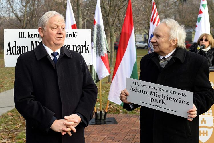 Uroczystość nadania parkowi w Budapeszcie imienia Adama Mickiewicza - z prawej ambasador RP na Węgrzech Jerzy Snopek. Fot. PAP/EPA