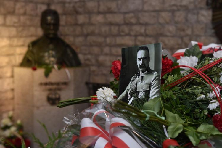 Kraków, sarkofag Józefa Piłsudskiego w Krypcie pod Wieżą Srebrnych Dzwonów w katedrze wawelskiej w Krakowie. Fot. PAP/J. Bednarczyk