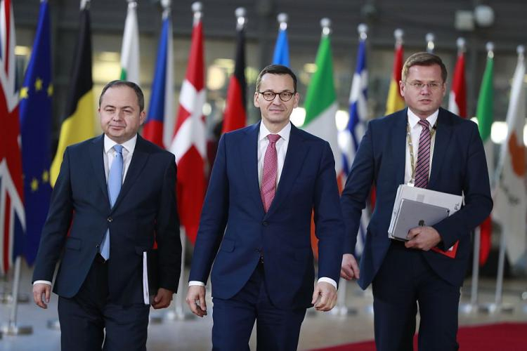 Premier Mateusz Morawiecki (C) w drodze na posiedzenie Rady Europejskiej. Bruksela, 13.12.2018. Fot. PAP/EPA