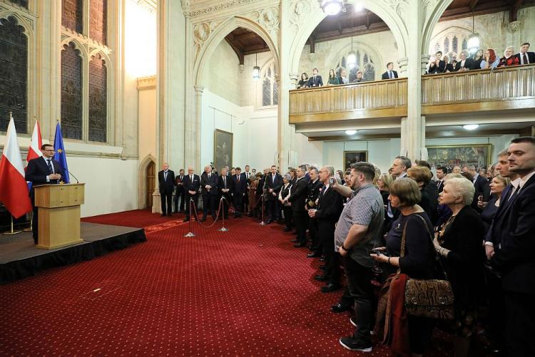 Premier RP Mateusz Morawiecki (L) podczas spotkania z Polonią w Londynie. 20.12.2018. Fot. PAP/P. Supernak