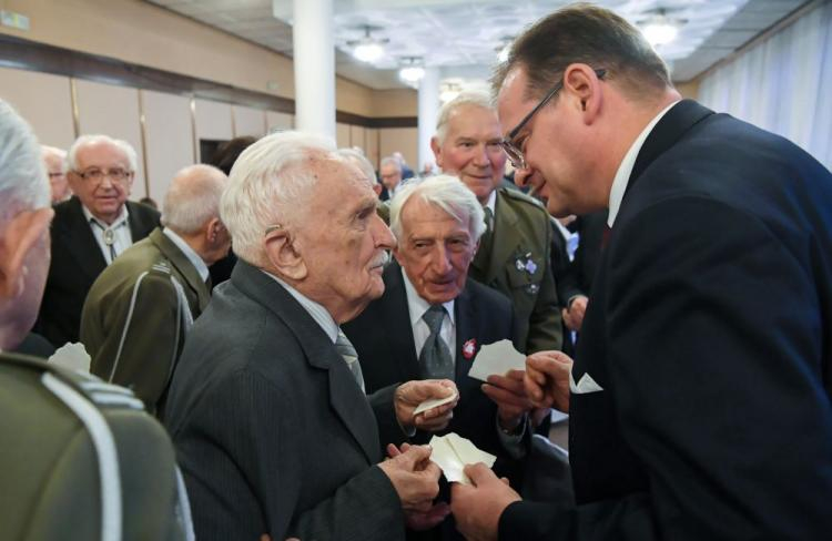 Szef Urzędu ds. Kombatantów i Osób Represjonowanych Jan Józef Kasprzyk (P) podczas spotkania opłatkowego weteranów walk o niepodległość. Fot. PAP/P. Nowak