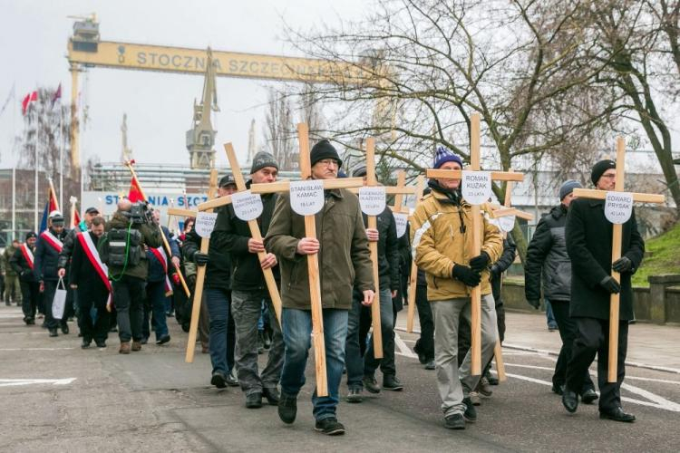 Uroczyste obchody 48. rocznicy wydarzeń Grudnia '70 w Szczecinie, przy głównej bramie Stoczni Szczecińskiej. PAP/J. Muszyński