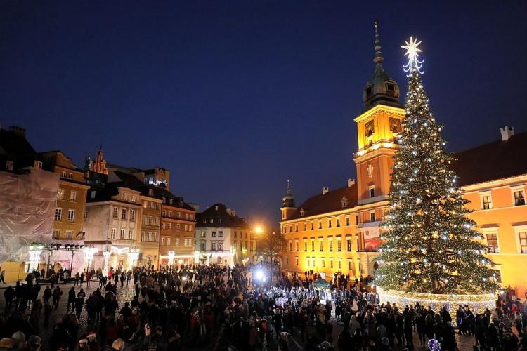 Warszawska iluminacja bożonarodzeniowa - choinka na placu Zamkowym, Fot. PAP/P. Supernak