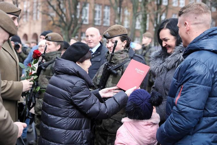 Córka rotmistrza Witolda Pileckiego Zofia Pilecka-Optułowicz (C) podczas przysięgi 6. Mazowieckiej Brygady Obrony Terytorialnej w Muzeum Żołnierzy Wyklętych i Więźniów Politycznych PRL w Warszawie. Fot. PAP/T. Gzell