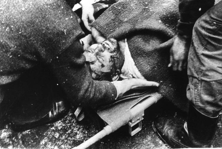 Katowice, 16.12.1981. Pacyfikacja kopalni "Wujek" i "Manifest Lipcowy" na początku stanu wojennego. Podczas pacyfikacji śmierć poniosło 9 górników. Fot. PAP/M. Janicki