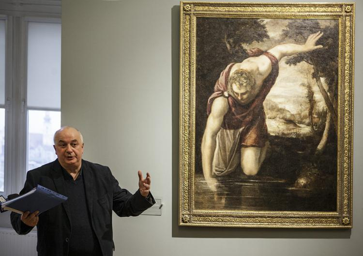Dyrektor Muzeum Narodowego we Wrocławiu Piotr Oszczanowski prezentuje „Narcyza” Jacopa Tintoretto, dzieło, które po rocznej konserwacji trafiło do zbiorów MN, zakupione w 2017 r. od prywatnych właścicieli. Źródło: MNWR 
