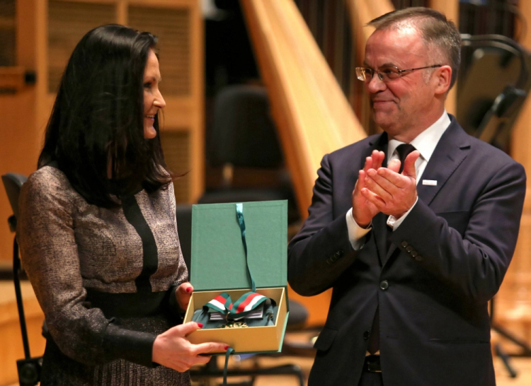 Katowice, 31.01.2019. Sekretarz stanu w Ministerstwie Kultury i Dziedzictwa Narodowego Jarosław Sellin (P) i dyrektor Muzeum Śląskiego Alicja Knast (L) podczas uroczystości wręczenia Złotego Medalu „Zasłużony Kulturze Gloria Artis” oraz koncertu z okazji 90-lecia Muzeum Śląskiego w Katowicach, 31 bm. w siedzibie Narodowej Orkiestry Symfonicznej Polskiego Radia. Fot. PAP/A. Grygiel