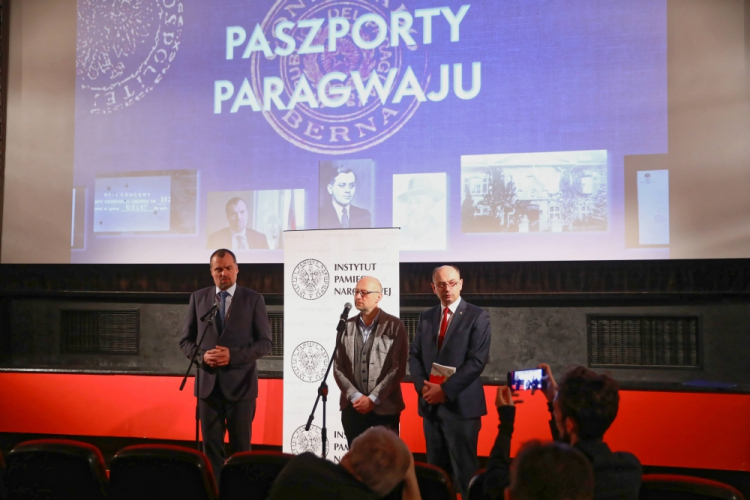 Warszawa, 30.01.2019. Wiceprezes IPN Mateusz Szpytma (P), ambasador RP w Bernie Jakub Kumoch (L) i reżyser filmu Robert Kaczmarek (C) podczas konferencji prasowej, przed projekcją filmu dokumentalnego IPN "Paszporty Paragwaju", 30 bm. w Warszawie. Film poświęcony jest działalności tzw. grupy berneńskiej, w skład której wchodzili dyplomaci polskiego i żydowskiego pochodzenia. Fot. PAP/R. Guz