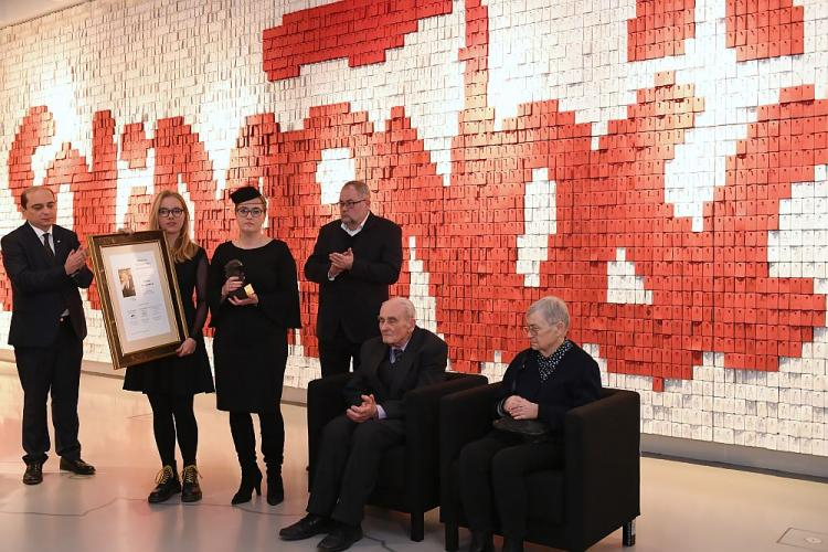 Rodzina Pawła Adamowicza, od prawej: matka Teresa, ojciec Ryszard, brat Piotr, żona Magdalena i córka Antonina oraz dyrektor ECS Basil Kerski. Rodzina odebrała Nagrodę Orła Jana Karskiego przyznaną pośmiertnie prezydentowi Gdańska. Fot. PAP/A. Warżawa