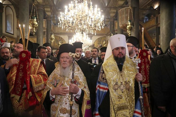 Ekumeniczny Patriarcha Konstantynopola Bartłomiej (L) i zwierzchnik Cerkwi Prawosławnej Ukrainy Epifaniusz. Stambuł, 05.01.2019. Fot. PAP/EPA