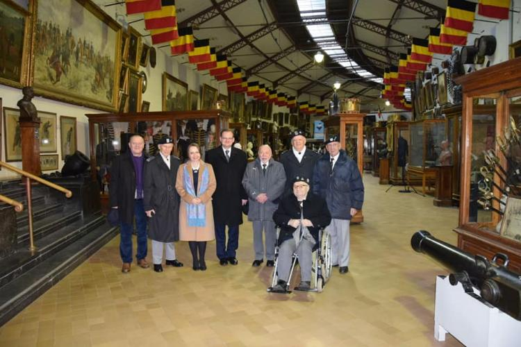 Weterani 1 Polskiej Dywizji Pancernej wraz z Szefem Urzędu do Spraw Kombatantów i Osób Represjonowanych Janem Józefem Kasprzykiem oraz przedstawicielami Ambasady RP w Królewskim Muzeum Armii w Parku Cinquantenaire w Brukseli. Źrodło: Urząd do Spraw Kombatantów i Osób Represjonowanych