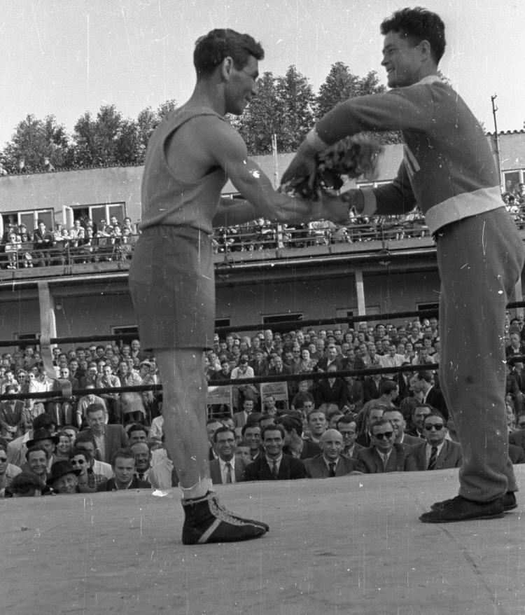 Mecz bokserski Polska - Finlandia rozegrany na kortach Legii. Z lewej zawodnik polski Antoni Czortek, z prawej Fin Matti Tulikainen (obaj waga piórkowa). Warszawa, 1948-06-12. Fot. PAP/CAF